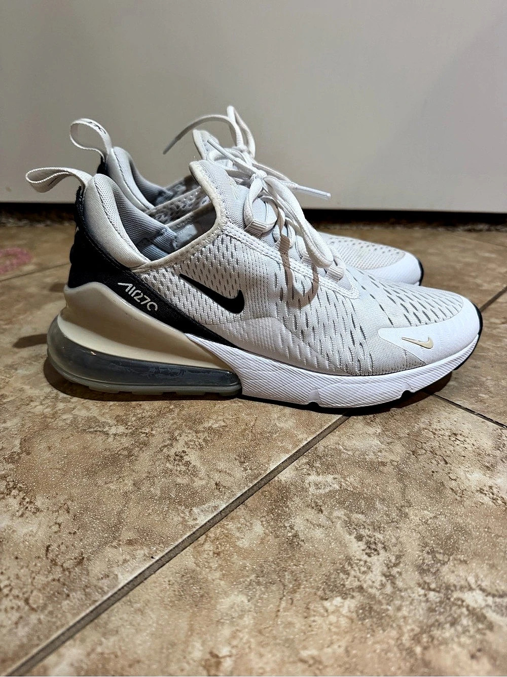 Nike Air Max 270 Women's White & Black US 7.5 Athletic Shoes
